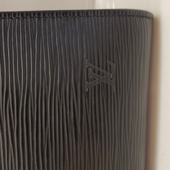 Authentic Louis Vuitton Pochette in Black Epi Leather - Picture 4 of 16